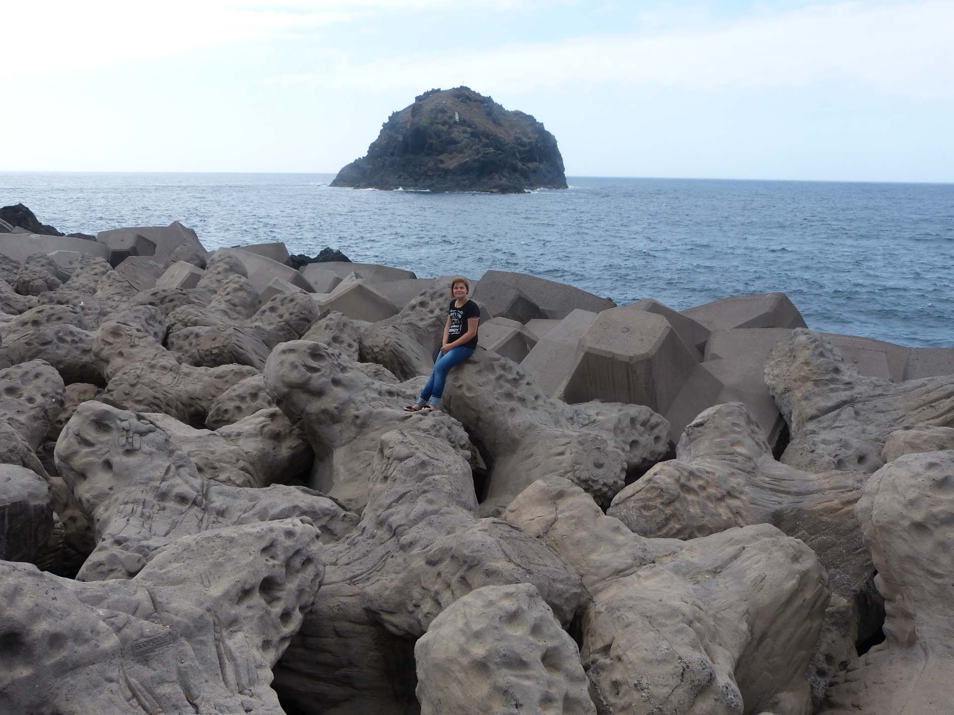 Klettern auf den Wellenberechern mit Felsen im Hintergrund